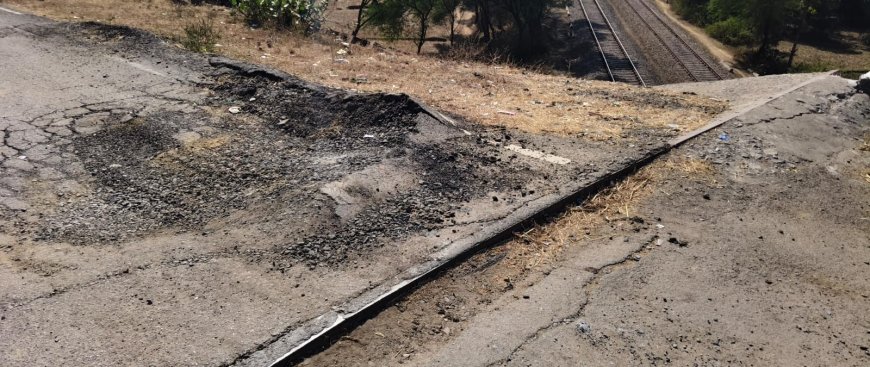 पीएम ग्राम सड़क योजना की सड़क बनी हादसों का कारण,अदराली से कुली तक की सड़क जर्जर, ग्रामीणों में आक्रोश