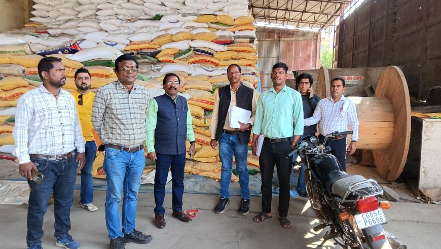 बालोद जिले में धान खरीदी केन्द्रों से समय पर धान उठाव सुनिश्चित करने हेतु प्रशासनिक अमले द्वारा की जा रही है राईस मिलों की निरंतर जाँच राजस्व, खाद्य एवं कृषि उपज मंडी के अधिकारी-कर्मचारियों के द्वारा खेम ट्रेडर्स उसना राईस मिल में उपलब्ध धान का किया गया भौतिक सत्यापन