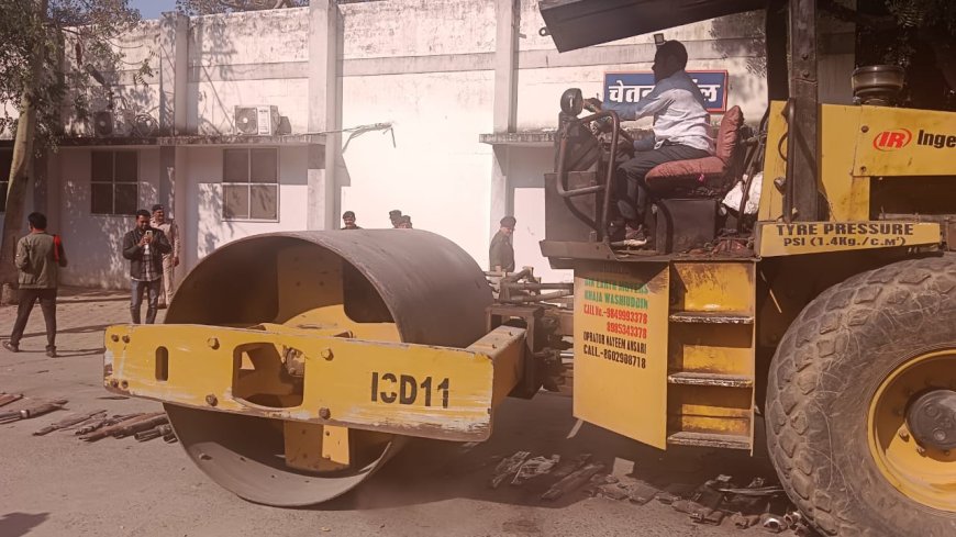 बिलासपुर में मोडिफाइड साइलेंसर पर पुलिस का बुलडोजर एक्शन, सैकड़ों जब्त कर किया गया नष्टीकरण