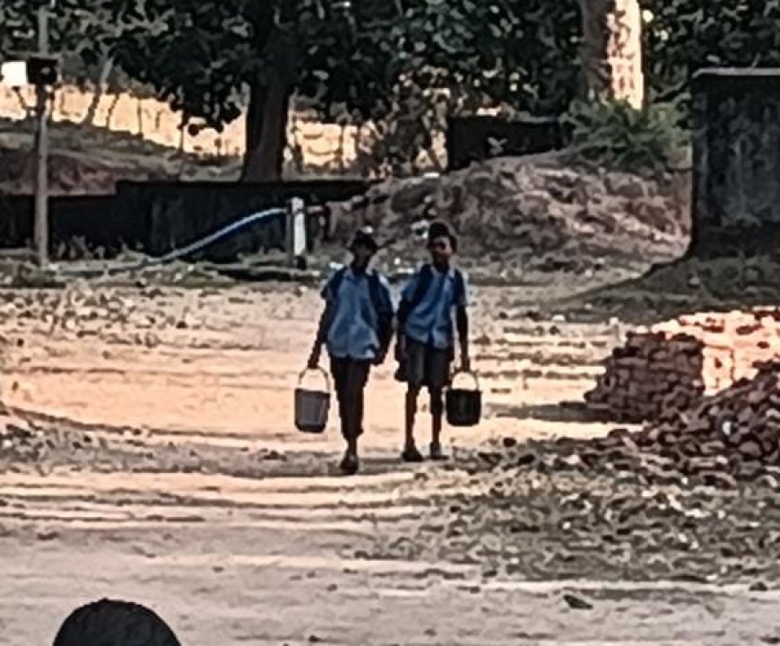 शिक्षा के मंदिर में श्रम का शोषण,शिक्षकों की लापरवाही उजागर
