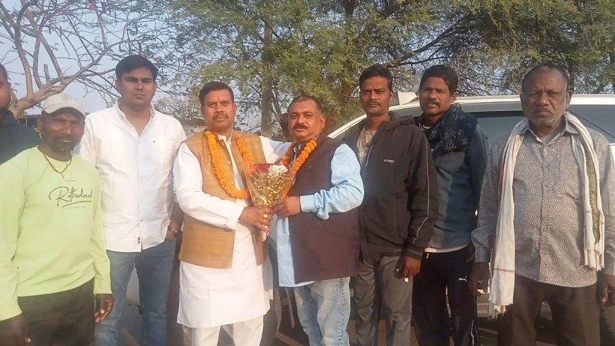 पूर्व विधायक पुरुषोत्तम कंवर ने बोईदा पहुंचकर नव नियुक्त ब्लॉक कांग्रेस अध्यक्ष कौशल श्रीवास का किया भव्य स्वागत