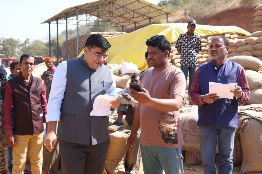कलेक्टर ने धान उपार्जन केंद्र बरपाली का किया औचक निरीक्षण...खरीदी में पारदर्शिता सुनिश्चित करने और बिचौलियों पर रोक लगाने के दिए निर्देश...किसानों से चर्चा कर खरीदी व्यवस्था की ली जानकारी