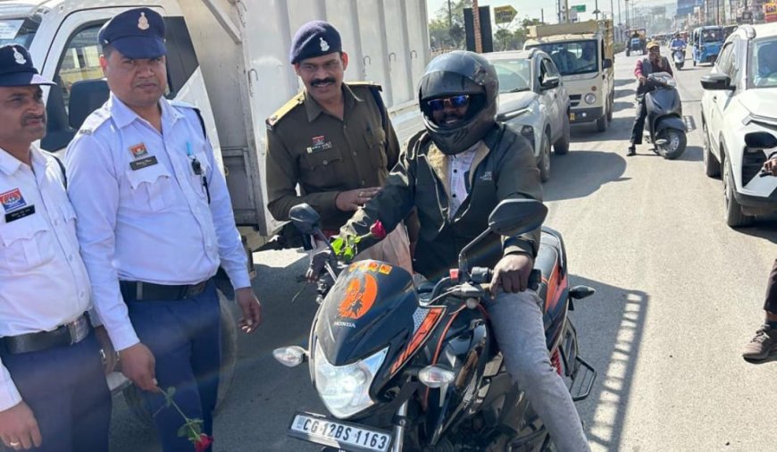 कोरबा में यातायात पुलिस का अनोखा अभियान...गुलाब भेंट कर दिया सड़क सुरक्षा का संदेश