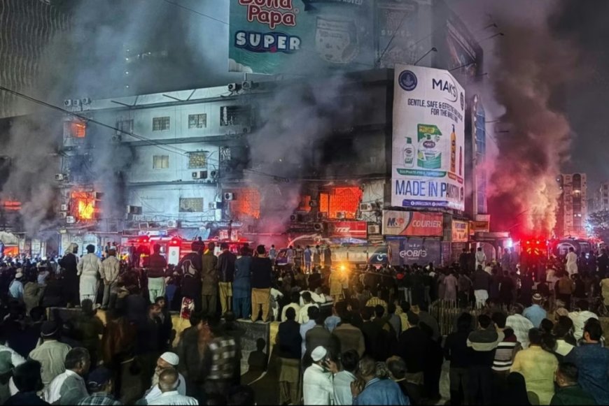 दक्षिणी पाकिस्तान के एक शॉपिंग मॉल में लगी भीषण आग, दर्जनों दुकानें जलकर खाक, तीन लोगों की मौत