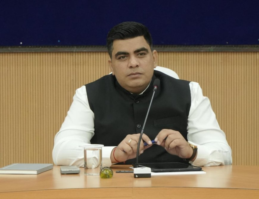 कलेक्ट्रेट सभाकक्ष में धान खरीदी व्यवस्था को लेकर समीक्षा बैठक आयोजित...धान खरीदी के शेष दिवसों में प्रभावी कार्ययोजना से करें खरीदी : कलेक्टर कुणाल दुदावत