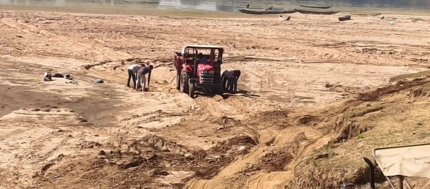खनिज विभाग और पचपेड़ी तहसीलदार नीलम पिस्दा के संरक्षण से शिवनाथ नदी भिलौनी से अवैध रेत का परिवहन कर शासन को लगा रहे लाखों रुपए का चूना