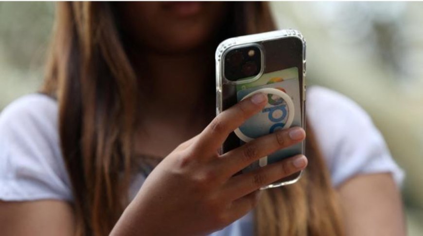 ब्रिटेन और फ्रांस में युवाओं के लिए सोशल मीडिया पर प्रतिबंध लगाने को लेकर बहस जारी है।