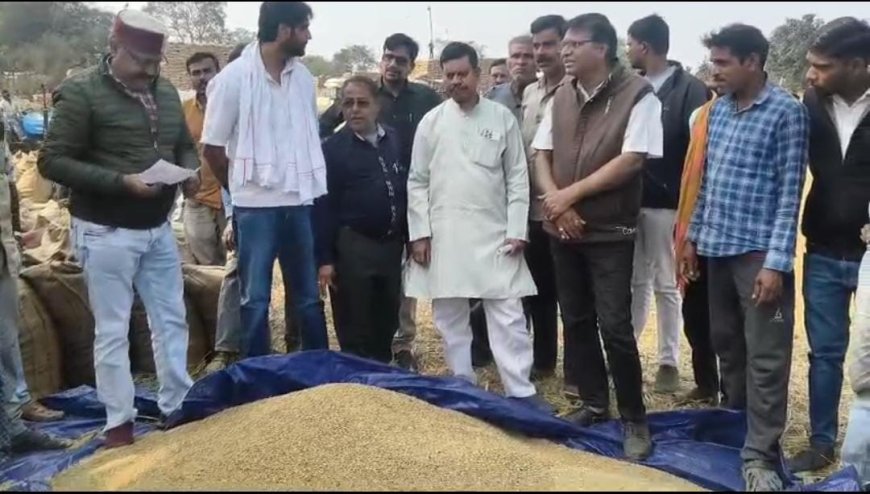 धान खरीदी केंद्र कोरबी पहुंचे पूर्व विधायक पुरुषोत्तम कंवर किसानों की जानी समस्या