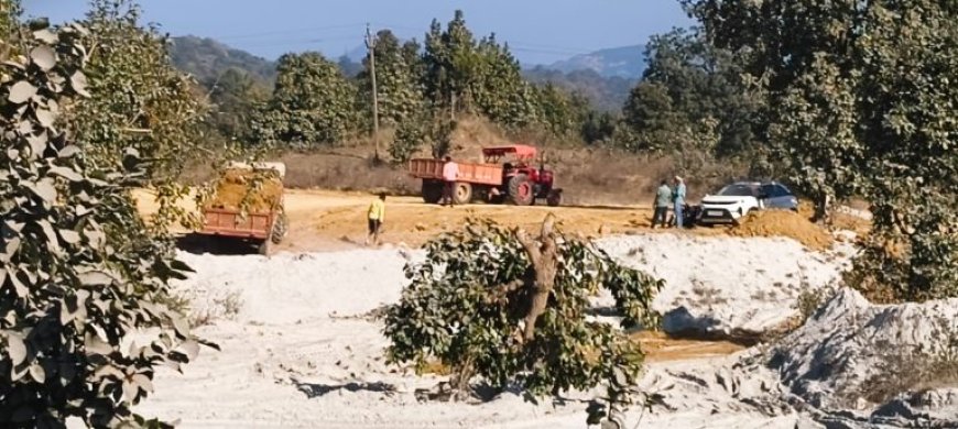 वन भूमि पर JCB चलाने का किसका आदेश? पोड़ी उपरोड़ा में शून्य घोषित ज़मीन पर फिर मिट्टी खनन, SDM आदेश–वन विभाग की भूमिका पर सवाल