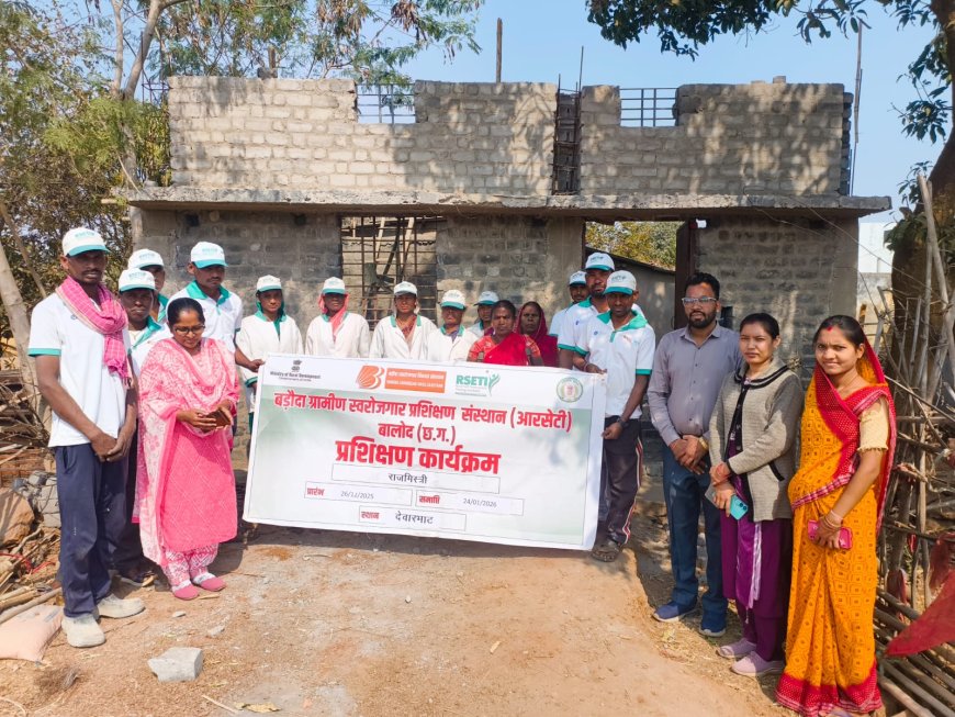 ग्रामीण स्वरोजगार प्रशिक्षण संस्थान के तहत हितग्राहियों को दिया जा रहा है राजमिस्त्री का प्रशिक्षण