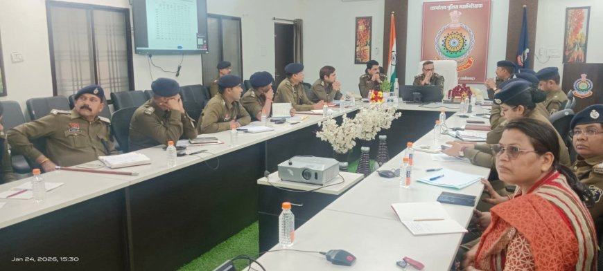 पुलिस महानिरीक्षक ने ली रेंज के एसपी व राजपत्रित अधिकारियों की समीक्षा बैठक...थानों की सतत् मॉनिटरिंग एवं थाने आने वाली रिपोर्टों पर तत्काल कार्यवाही के दिये निर्देश...मोबाईल एप एवं हाईटेक तकनीकों का उपयोग पुलिसिंग में बढ़ाये जाने का दिया जोर