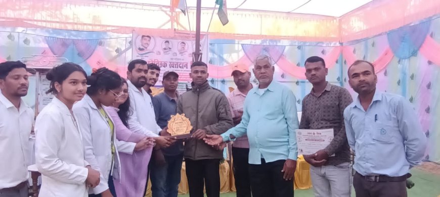 सीपत क्षेत्र के शहीदों को दी गई श्रद्धांजलि,शहीद विनोद कौशिक के शहादत दिवस पर रक्तदान व स्वास्थ्य का आयोजन...61 रक्तदाताओं ने किया रक्तदान