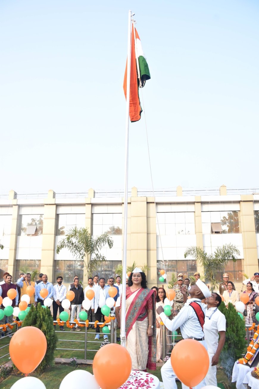 कलेक्टर  दिव्या उमेश मिश्रा ने संयुक्त जिला कार्यालय में फहराया तिरंगा...अधिकारी-कर्मचारियों को गणतंत्र दिवस की बधाई एवं शुभकामनाएं दी