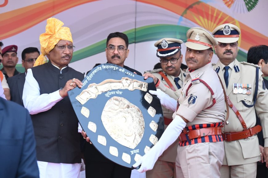 77 वें गणतंत्र दिवस पर मुख्यमंत्री विष्णुदेव साय ने फहराया राष्ट्रध्वज तिरंगा...पुलिस परेड ग्राउंड में गरिमामय समारोह का आयोजन...शहीदों के परिजनों का किया सम्मान...स्कूली बच्चों ने दी रंगारंग कार्यक्रमों की प्रस्तुति...शासकीय योजनाओं पर आधारित जीवंत झांकी का प्रदर्शन...उत्कृष्ट कार्य करने वाले अधिकारी-कर्मचारी सम्मानित