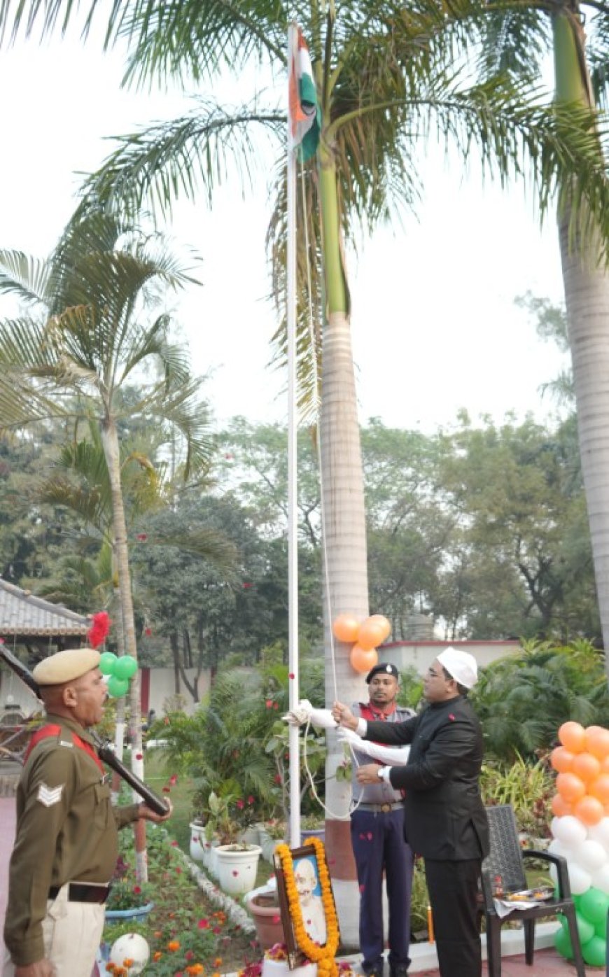 कोरबा कलेक्टर कुणाल दुदावत ने कलेक्ट्रेट आवास में किया ध्वजारोहण
