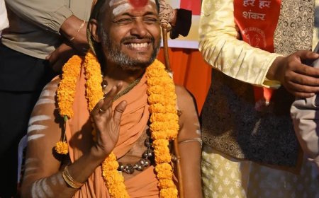 *बिलासपुर: 'अखिल हिंदू भारतीय शौर्य कवि सम्मेलन' में गूंजा सनातन धर्म का उद्घोष, गुरुदेव ने दिया आशीर्वाद