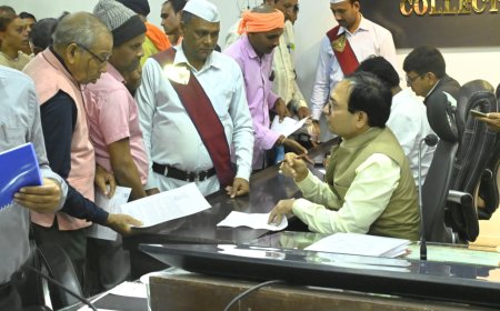 जनदर्शन में कलेक्टर ने सुनी लोगों की समस्याएं