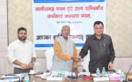 विष्णुदेव सरकार का श्रमिकों को तोहफा - श्रम मंत्री लखन लाल देवांगन और बीओसी अध्यक्ष रामप्रताप सिंह ने बटन दबाकर 9328 श्रमिकों के खाते में 18.23 करोड़ की राशि की अंतरित