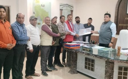 टीचर्स एसोसिएशन ने मुख्यमंत्री के नाम कलेक्टर को सौंपा ज्ञापन...वीएसके एप में शिक्षकों की उपस्थिति पर हुई चर्चा