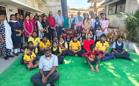 खुशी फाउंडेशन ने सुवाणी स्पेशल स्कूल के बच्चों को किया जरूरत का सामान वितरण कंप्यूटर व वाद्ययंत्र पाकर बच्चों के चेहरे पर खिली मुस्कान