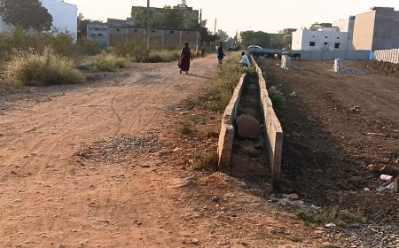 100 साल पुरानी जमीन का रास्ता बंद बिल्डर ने बनाई बाउंड्री वॉल, किसान कलेक्टर से करेंगे शिकायत