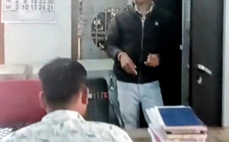 डायवर्सन विभाग में आर आई कैलाश मिश्रा के गैरमौजूदगी में 2बजे से चार बजे तक आलमारी के दस्तावेजों को ये कौन खँगाल रहा ?