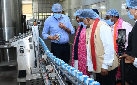 उपमुख्यमंत्री विजय शर्मा एवं वन मंत्री केदार कश्यप ने पशुपालकों एवं बिहान दीदियों के साथ किया आधुनिक डेयरियों का भ्रमण