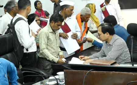 जनदर्शन में कलेक्टर ने सुनी लोगों की समस्याएं