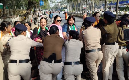 मनरेगा बचाओ संग्राम मजदूरों के अधिकारों को लेकर कांग्रेस का नेहरू चौक पर धरना, कलेक्ट्रेट घेराव