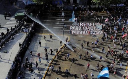 श्रम सुधारों के विरोध में हड़ताल पर बैठे अर्जेंटीना के श्रमिकों की पुलिस के साथ झड़प हुई।