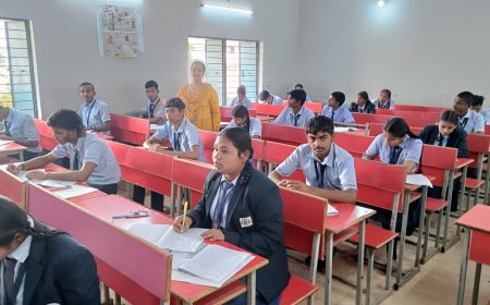 बालोद में 'परीक्षा उत्सव' का शुभारंभ: 12वीं की बोर्ड परीक्षा में 6552 परीक्षार्थी हुए शामिल, डीईओ ने बच्चों को तिलक लगाकर दी शुभकामनाएं