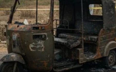 घर के सामने खड़ी ऑटो को लगाई आग, चालक की रोज़ी-रोटी जलकर खाक