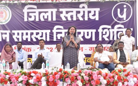 कमकापार जनसमस्या निवारण शिविर में ग्रामीणों एवं हितग्राहियों को मिला अनेक सौगात...कलेक्टर ने गांव में चलाए जा रहे स्वच्छता अभियान एवं जल संरक्षण के बेहतरीन कार्यों की सराहना करते हुए सभी के लिए बताया अनुकरणीय...मौके पर 140 आवेदनों का किया गया निराकरण, ग्रामीणों के मांगों एवं समस्याओं के निराकरण का दिया आश्वासन