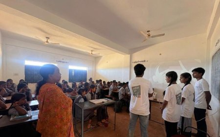 स्कूली छात्रों को वीडियो फिल्म के माध्यम से दिया जा रहा  'बाल सुरक्षा' का संदेश