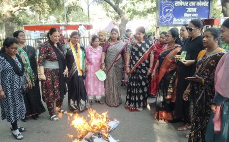 बिलासपुर में महिला कांग्रेस का विरोध प्रदर्शन, आरोपों से घिरे केंद्रीय मंत्री का पुतला दहन