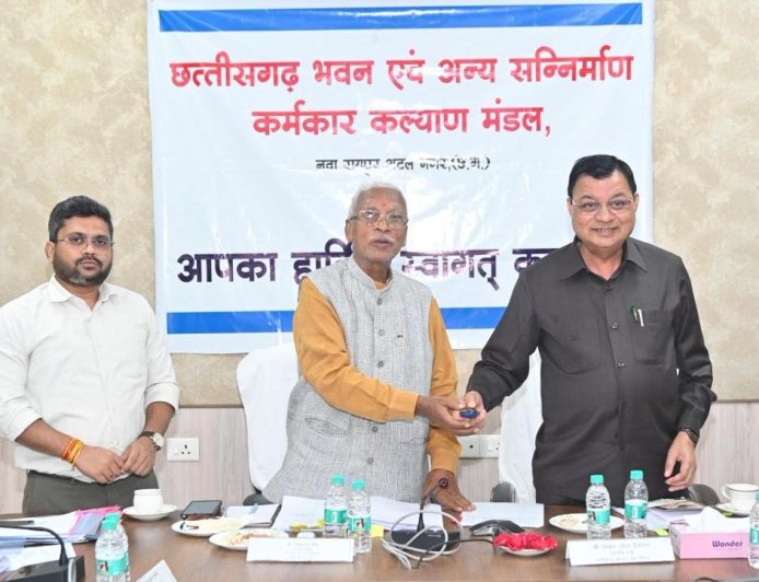 विष्णुदेव सरकार का श्रमिकों को तोहफा - श्रम मंत्री लखन लाल देवांगन और बीओसी अध्यक्ष रामप्रताप सिंह ने बटन दबाकर 9328 श्रमिकों के खाते में 18.23 करोड़ की राशि की अंतरित