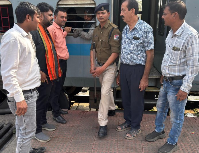 मानवता की मिसाल बिलासपुर में भटक रहे गुजरात के युवक की अखिल भारतीय हिंदू परिषद व सीजी क्राइम न्यूज़ ने की मदद