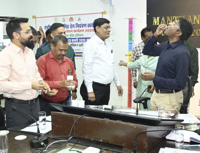 जिले में राष्ट्रीय फाइलेरिया उन्मूलन अभियान की शुरूआत,अधिकारियों ने सामूहिक रूप से दवा का सेवन कर लोगों को किया जागरूक