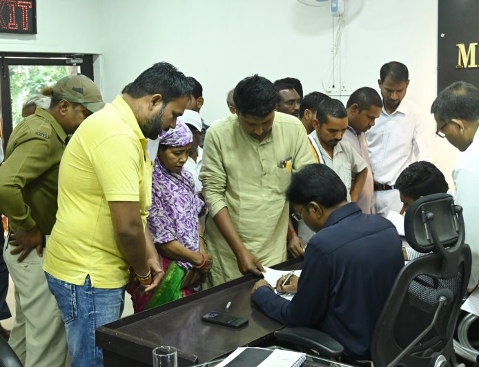 जनदर्शन में सुनी गयी लोगों की समस्याएं