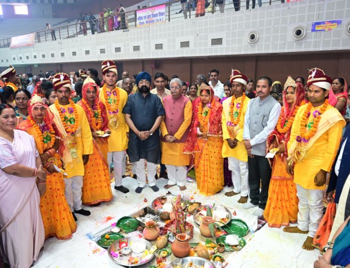 मुख्यमंत्री विष्णुदेव साय ने वर्चुअली जुड़कर नव दंपत्तियों को दिया आशीर्वाद,बिलासपुर में 175 जोड़ों का विवाह