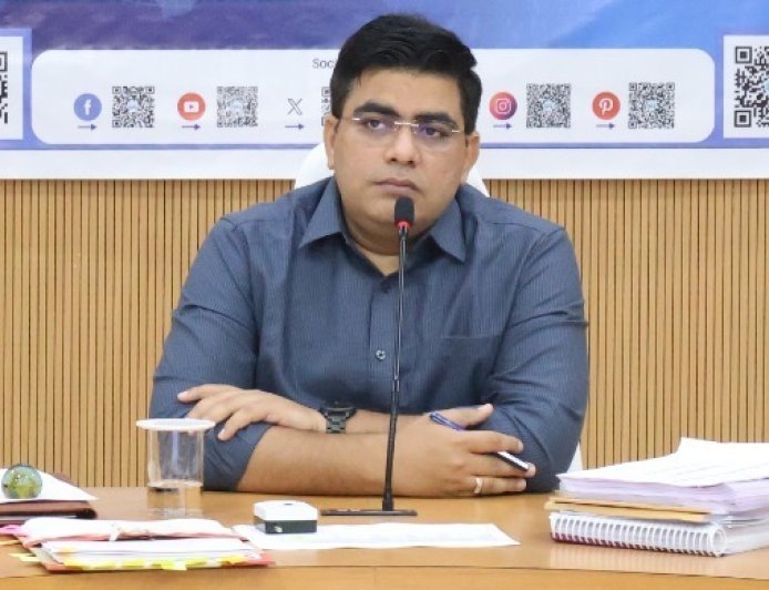 समय-सीमा की बैठक में कोरबा कलेक्टर ने अधिकारियों को दिए महत्वपूर्ण निर्देश...ग्राम पंचायतों में लगेगा कृषि चौपाल, किसानों को दी जाएगी योजनाओं की जानकारी