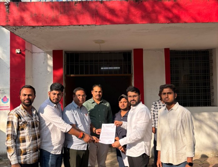 निजी अस्पतालों में आयुष्मान योजना के क्रियान्वयन पर उठे सवाल, सीएमएचओ को सौंपा ज्ञापन