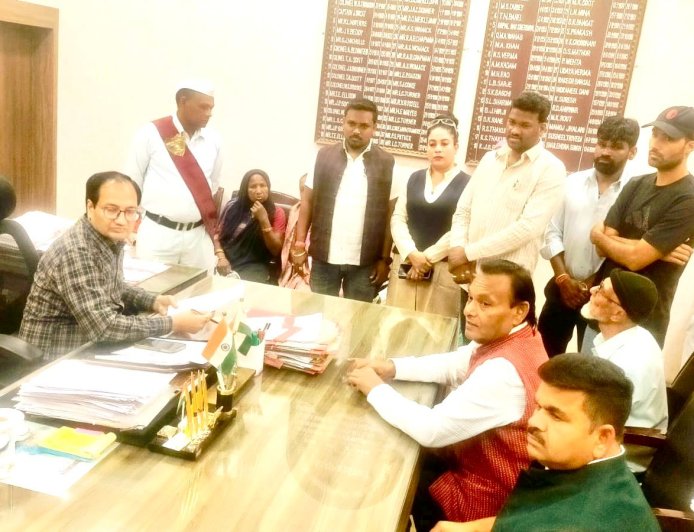 जिंदा मतदाताओं को बताया मृत व गायब 117 नाम विलोपित कराने भरा गया फार्म-7 कलेक्टोरेट में कांग्रेस का हंगामा