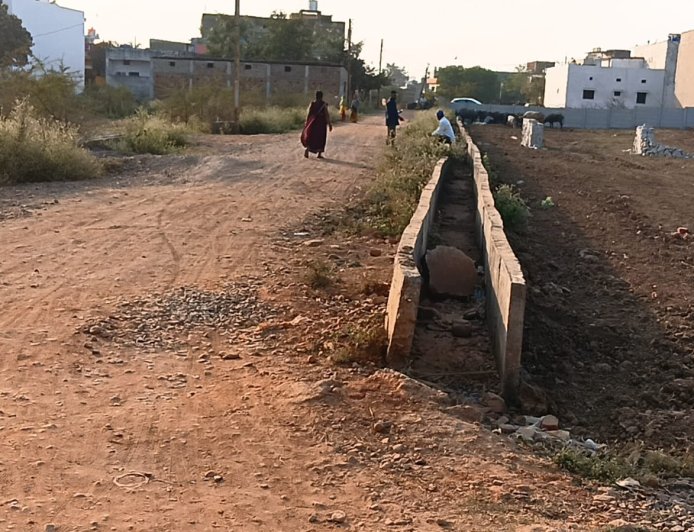 100 साल पुरानी जमीन का रास्ता बंद बिल्डर ने बनाई बाउंड्री वॉल, किसान कलेक्टर से करेंगे शिकायत