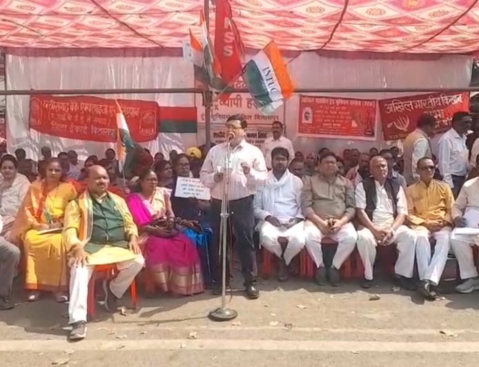 नए श्रम कानूनों के खिलाफ देशव्यापी हड़ताल बिलासपुर में जोरदार प्रदर्शन, नेहरू चौक पर गूंजे विरोध के नारे