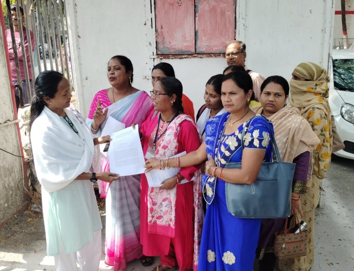 मितानिनों का हल्लाबोल सरकारी कर्मचारी का दर्जा और 10 हजार मानदेय की मांग, सीएम के नाम कलेक्टर को सौंपा ज्ञापन