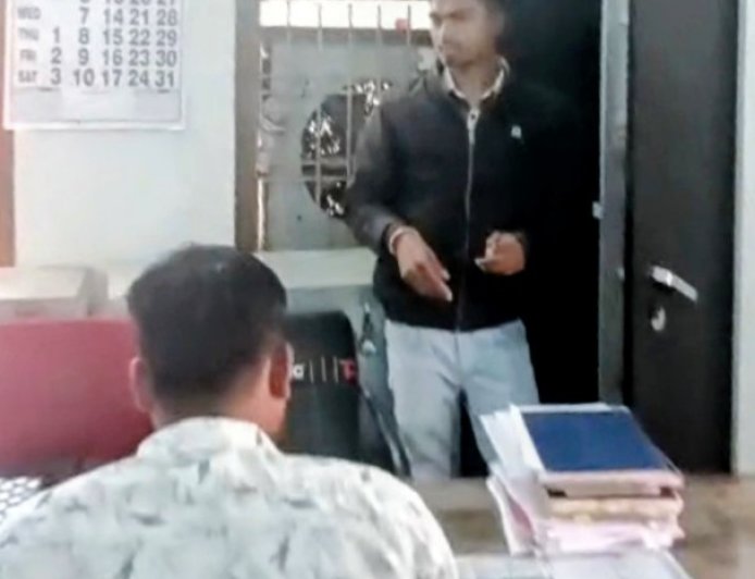 डायवर्सन विभाग में आर आई कैलाश मिश्रा के गैरमौजूदगी में 2बजे से चार बजे तक आलमारी के दस्तावेजों को ये कौन खँगाल रहा ?