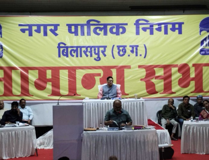 निगम सामान्य सभा बनी रणभूमि  लिंगियाडीह विवाद और पेयजल संकट पर हंगामा, चक्काजाम से थमी रफ्तार