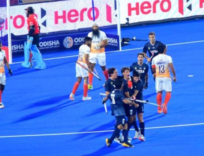 अर्जेंटीना के हाथों मिली शर्मनाक हार ने भारतीय टीम और वरिष्ठ खिलाड़ियों को सवालों के घेरे में ला दिया है।