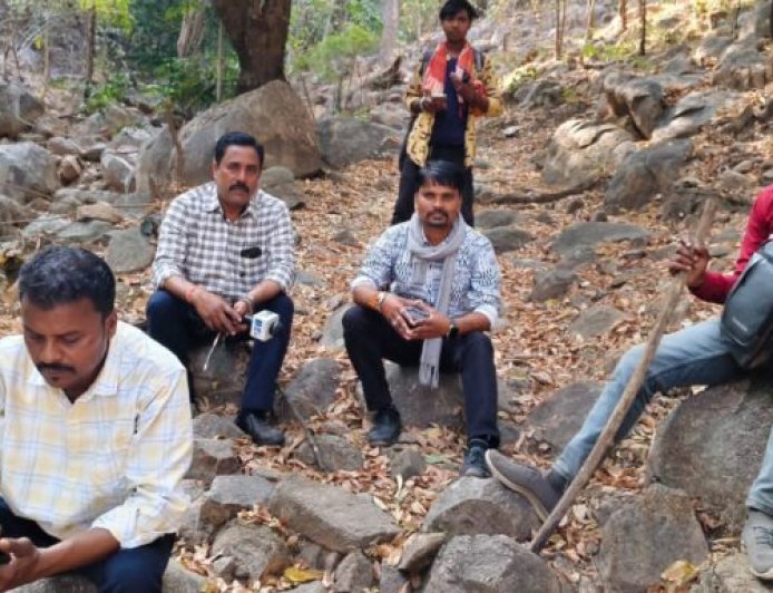 40 हाथियों के बीच रिपोर्टिंग करने पहुंचे पत्रकारों फंसे...कटघोरा में दहशत की रात...मौके पर नहीं था वन अमला